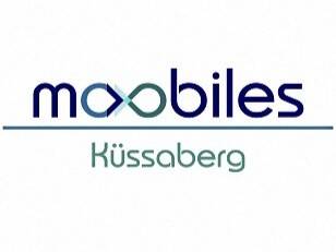 Das Bild zeigt das Logo der Firma "moobiles Küssaberg" mit einem minimalistischen Design und blauen sowie grünen Akzenten.