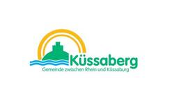 Das Bild zeigt das Logo der Gemeinde Küssaberg mit stilisierter Burg, Wellen und einem gelben Halbkreis, begleitet vom Text "Küssaberg Gemeinde zwischen Rhein und Küssaburg".