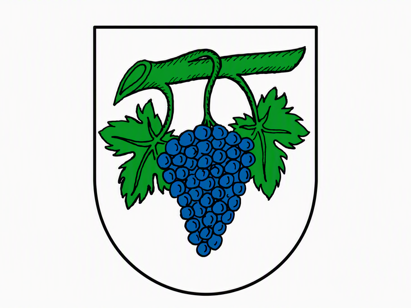 Das Bild zeigt ein Wappen mit einem grünen Rebstock, an dem eine Traube aus blauen Beeren hängt, umrandet von grünen Blättern.