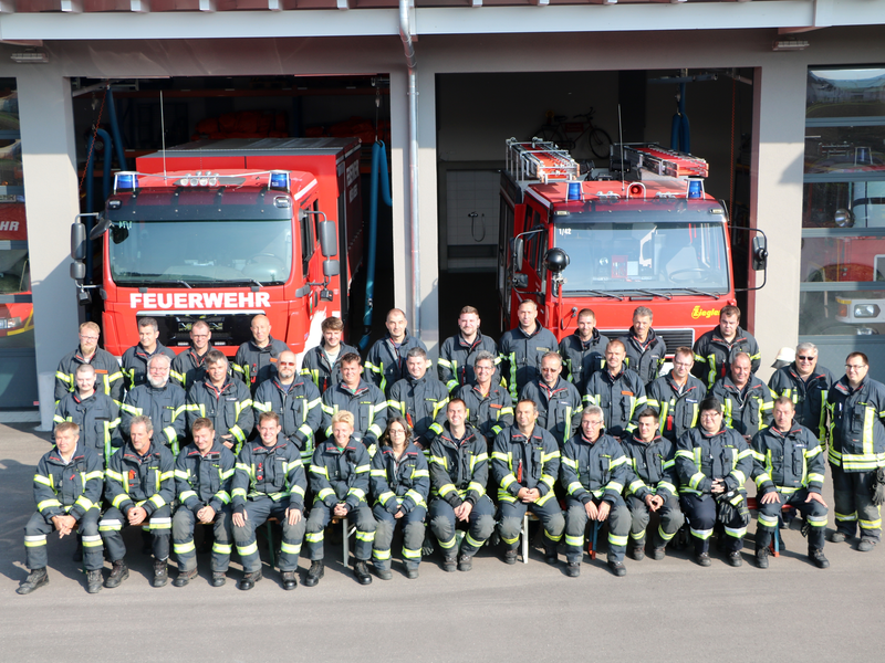 Gruppenfoto von der Feuerwehr Küssaberg vor einem Feuerwehrgerätehaus.