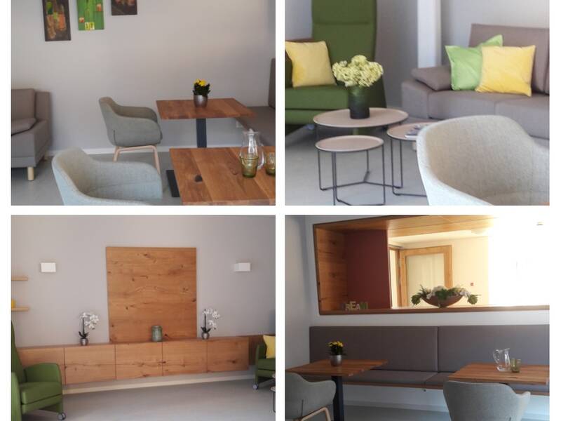 Die Bildcollage zeigt ein modernes Wohnzimmer mit hellen Möbeln, grünen Pflanzen, Holzelementen und Sitzgelegenheiten in verschiedenen Ansichten.