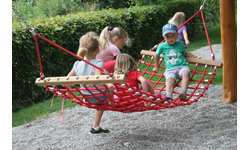 Kinder spielen auf einer Hängeschaukel