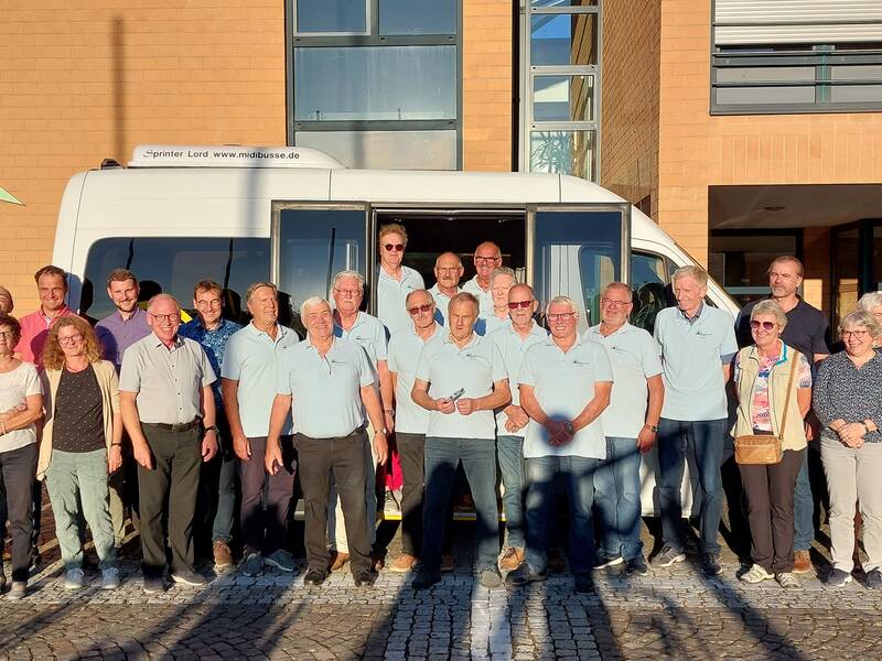das Bild zeigt die Gruppe der ehrenamtlichen Bürgerbusfahrer mit dem Team der Bürgergemeinschaft und Bürgermeister und weiteren GemeindevertreterInnen, alle stehen in 2 Reihen vor dem Bürgerbus, im Hintergrund ist das Rathausgebäude zu sehen, angestrahlt von der Abendsonne 