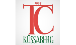 Das Bild zeigt ein Logo mit den roten Buchstaben "TC" und der Jahreszahl "1974" darüber sowie dem Wort "KÜSSABERG" in grünen Buchstaben darunter.