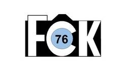 Das Bild zeigt ein stilisiertes Logo mit den Buchstaben "FCK" und der Zahl "76" in einem blauen Kreis.