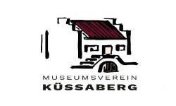 Das Bild zeigt das Logo des Museumvereins Küssaberg mit einer stilisierten Illustration eines Gebäudes mit Treppen und einem roten Dach.