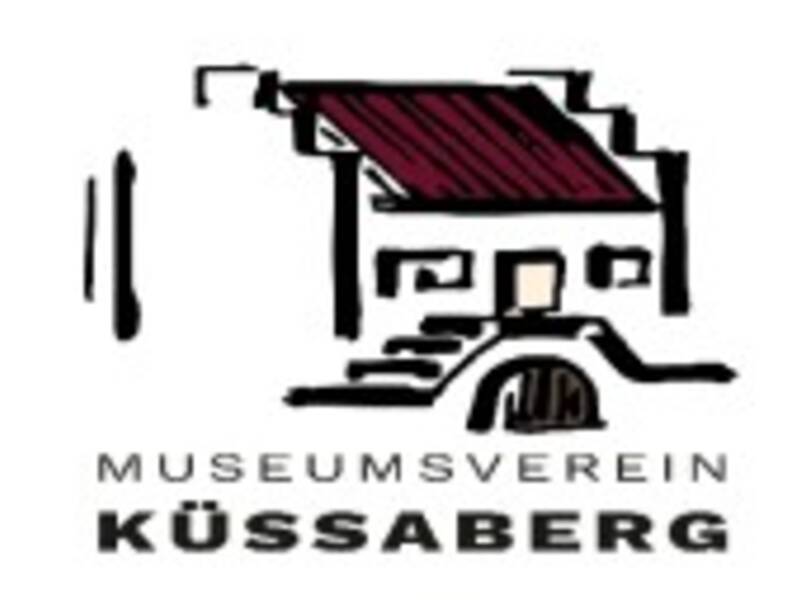 Das Bild zeigt das Logo des Museumvereins Küssaberg mit einer stilisierten Illustration eines Gebäudes mit Treppen und einem roten Dach.