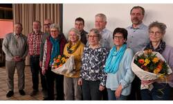 11 Mitglieder der Bürgergemeinschaft, 5 Frauen 6 Männer 2 der Frauen haben einen Blumenstrauß in der Hand